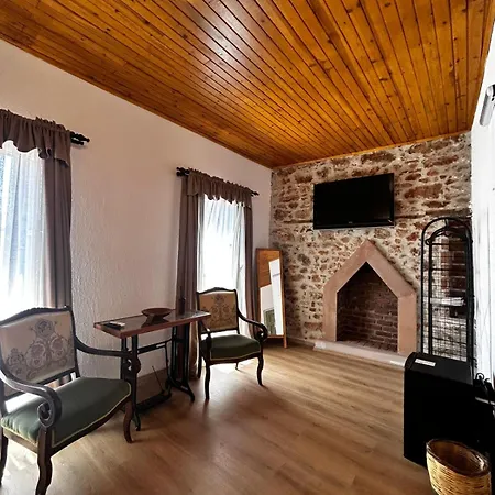 Chori Avlu Kuecuekkoey Hostel Ayvalı